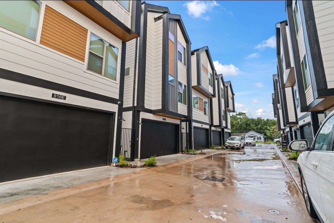816 Curtin Street, Unit D Houston, TX 77018 - Photo 30 of 30 a view of a street with a building in the background