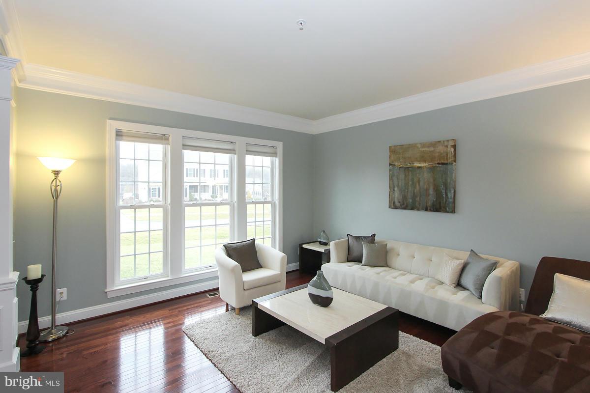 4810 Chichester House Road Olney, MD 20832 - Photo 9 of 30 Living Room