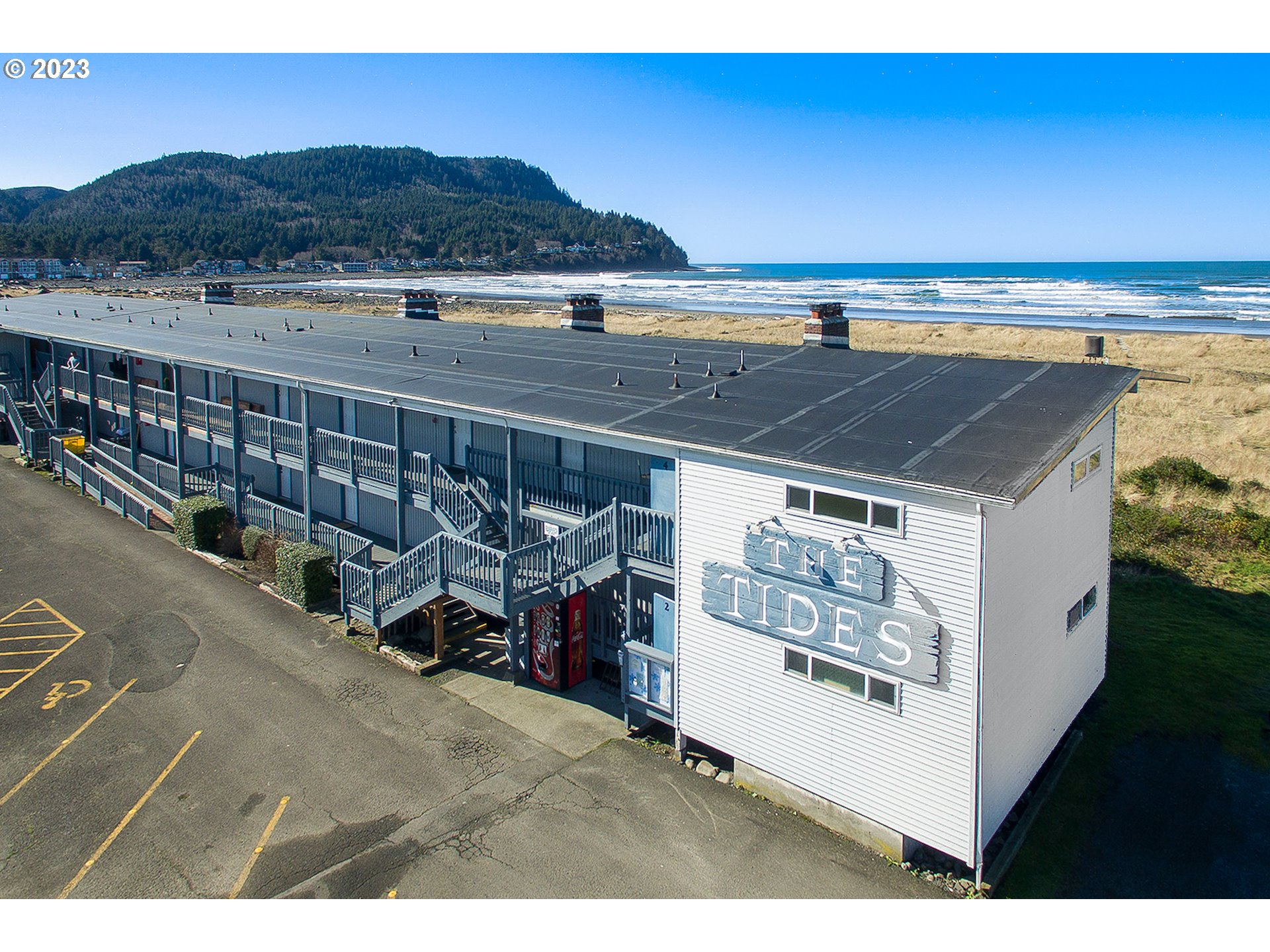 2316 Beach Drive, Unit 157 Seaside, OR 97138 - Photo 2 of 24 a view of a chairs and table in the terrace