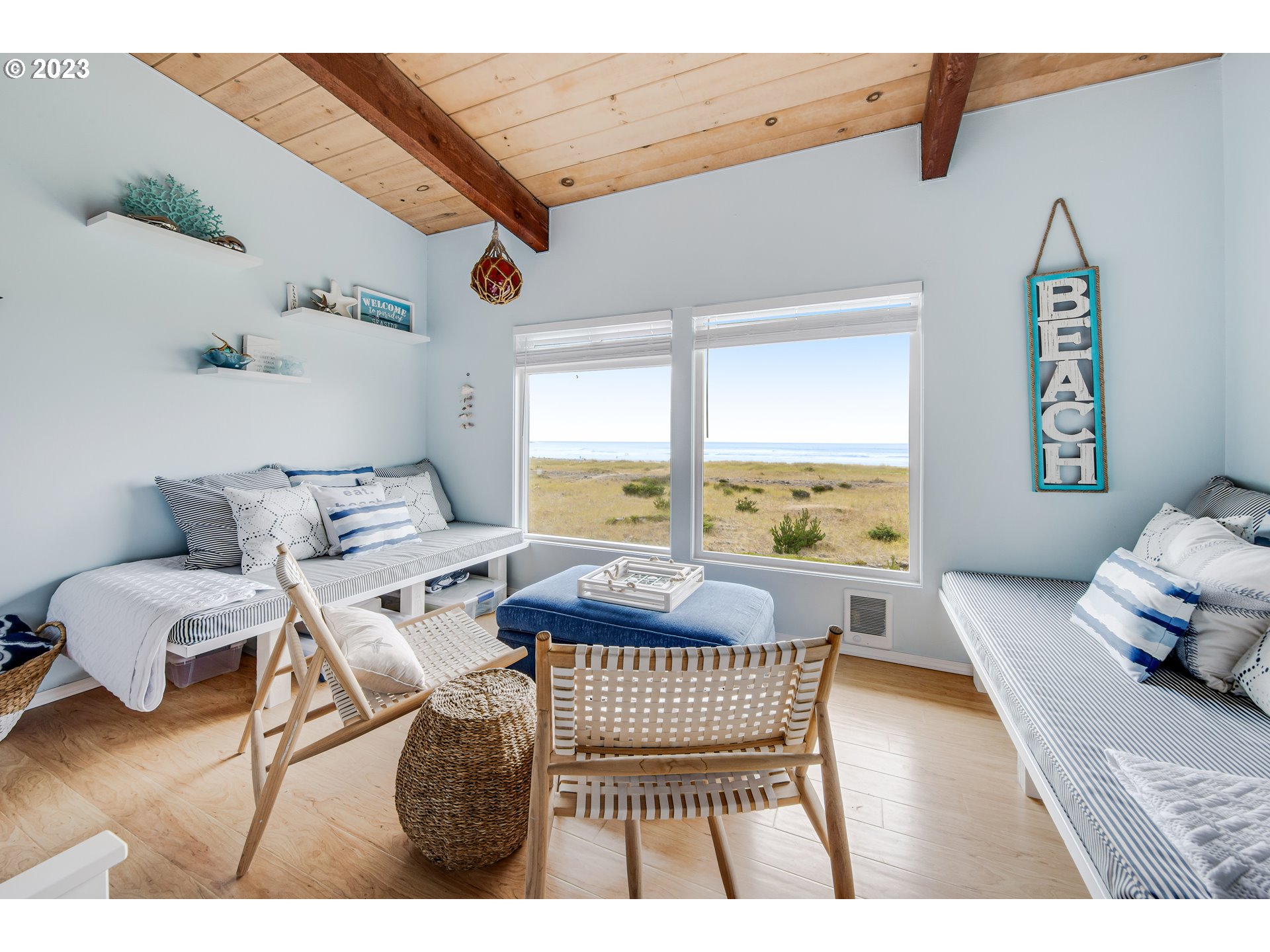 2316 Beach Drive, Unit 157 Seaside, OR 97138 - Photo 6 of 24 a living room with furniture and a table
