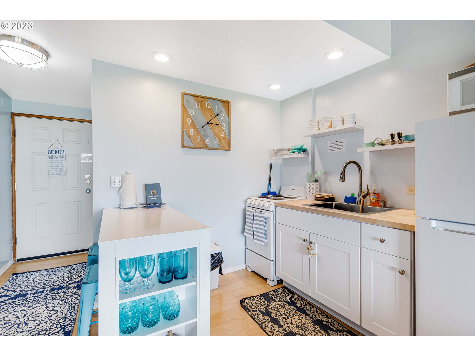 2316 Beach Drive, Unit 157 Seaside, OR 97138 - Photo 10 of 24 a very nice looking room with a sink