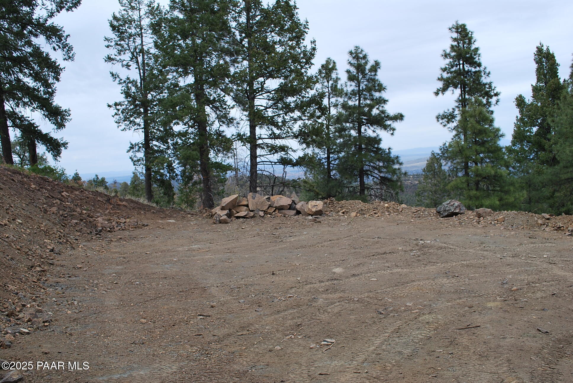 0 East Refuge Hideout Road Prescott, AZ 86303 - Photo 19 of 41 a backyard of a house with table and chairs