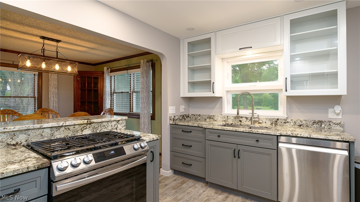 876 Ridge Road Hinckley, OH 44233 - Photo 9 of 35 Two tone cabinets