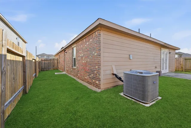 a view of a house with backyard