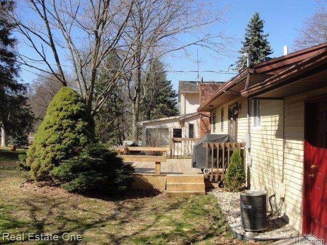 4155 Edmore Road Waterford, MI 48329 - Photo 19 of 21 Deck