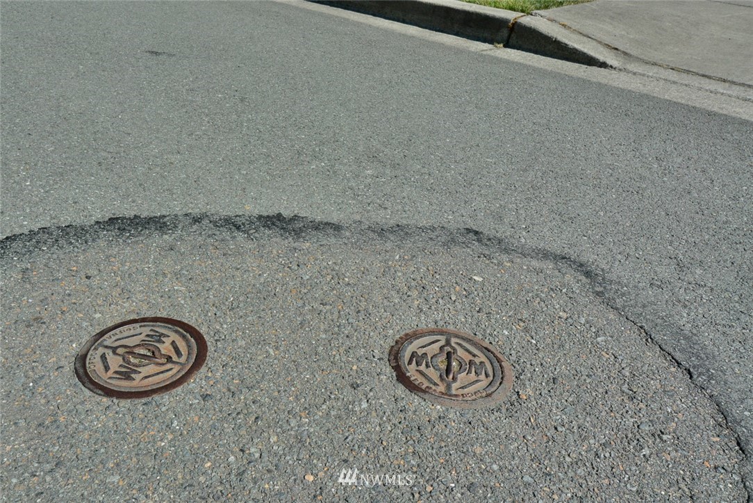 23004 Bothell Everett Highway Bothell, WA 98021 - Photo 17 of 23 a view of a livingroom with washer and dryer