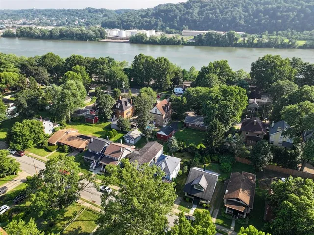 an aerial view of house with yard and lake view