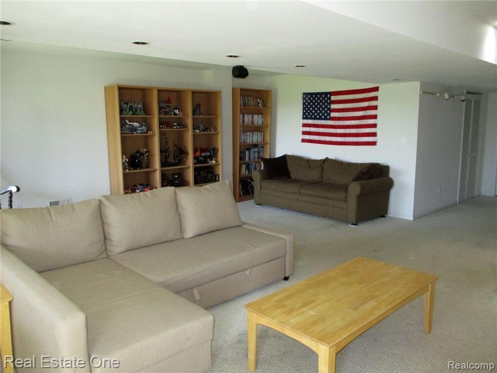 938 Golfview Court Rochester Hills, MI 48307 - Photo 38 of 44