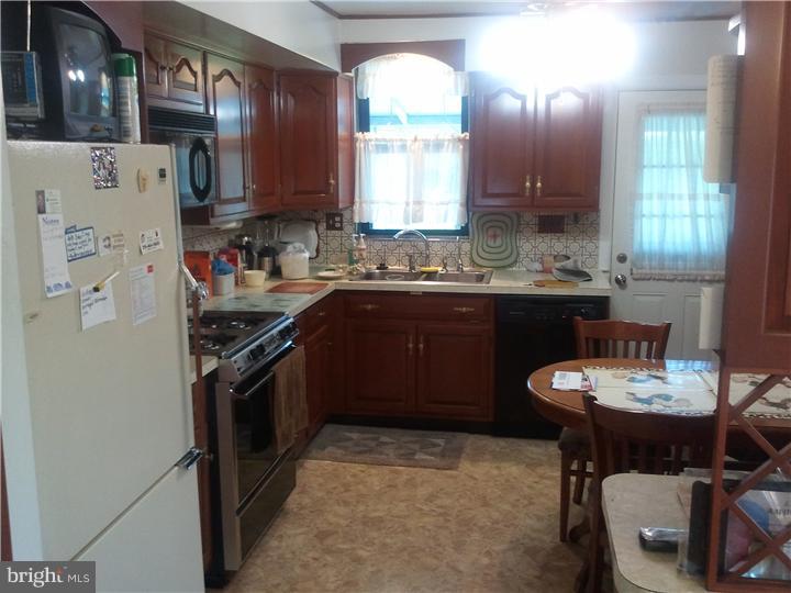 1147 Chesworth Road Philadelphia, PA 19115 - Photo 5 of 12 Kitchen