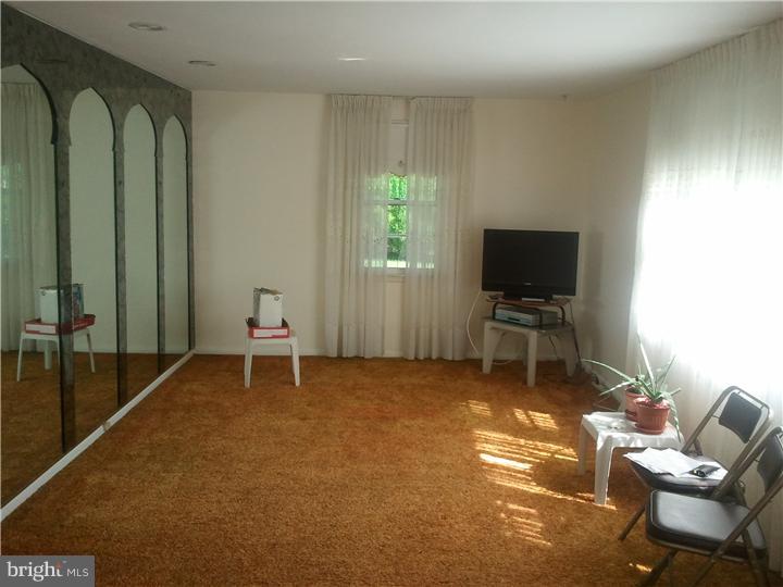 1147 Chesworth Road Philadelphia, PA 19115 - Photo 8 of 12 Living Room