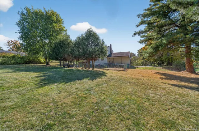a view of a yard with a house