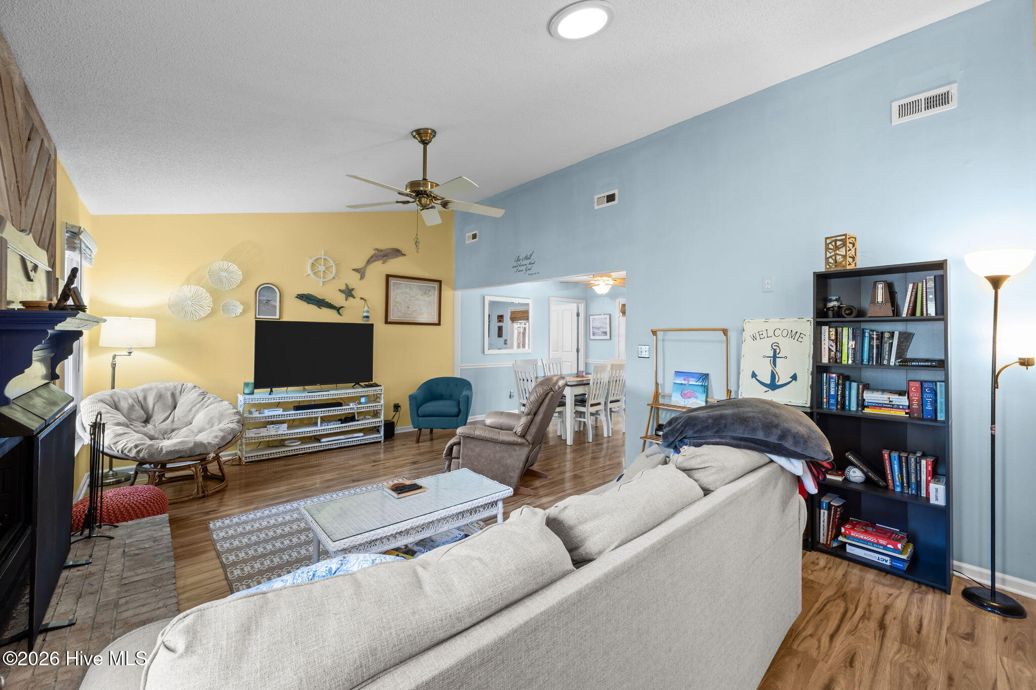 802 Black Swan Road New Bern, NC 28560 - Photo 5 of 57 Living room