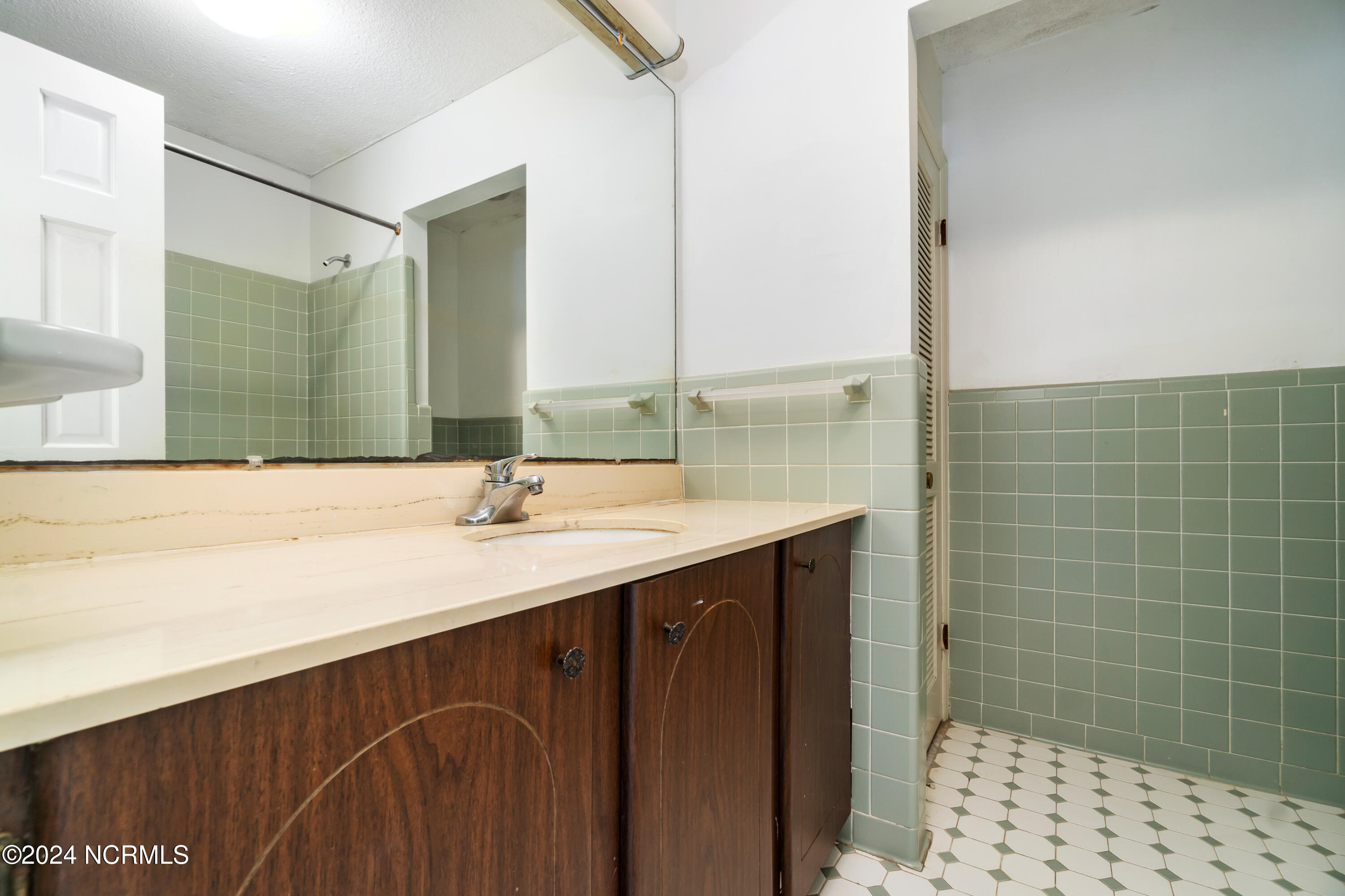 3105 Country Club Road Morehead City, NC 28557 - Photo 15 of 34 Bathroom View