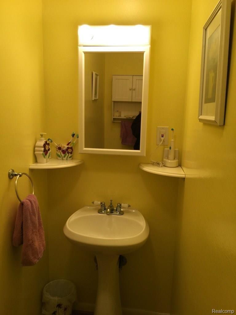 7305 Crofoot Road Fowlerville, MI 48836 - Photo 16 of 36 Updated master lav