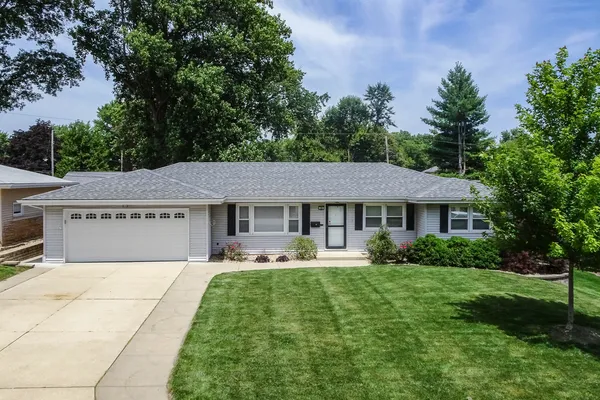 $325,000 | 16 Woodruff Drive, Bloomington, IL 61701
