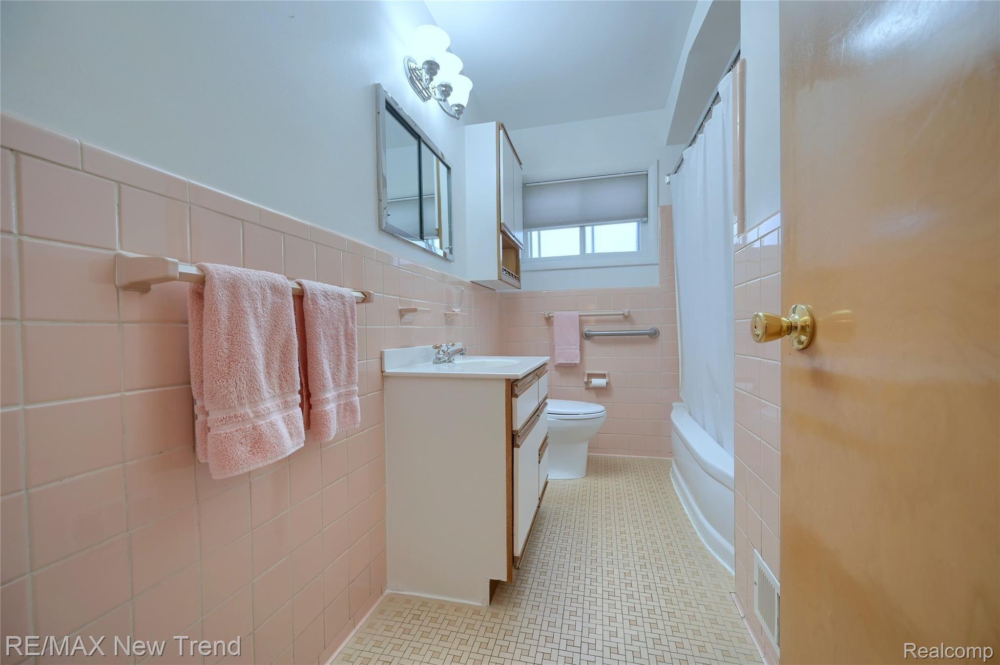 28153 Hawberry Road Farmington, MI 48331 - Photo 21 of 32 21-Bathroom.jpg
