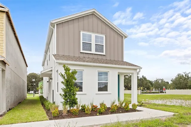 a view of a house with backyard and trees
