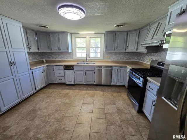 $230,000 | 108 Mockingbird Lane, Woodlawn, IL 62898