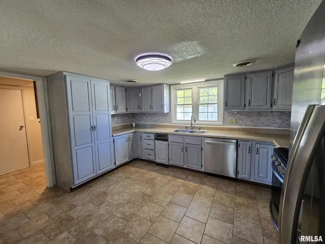 $230,000 | 108 Mockingbird Lane, Woodlawn, IL 62898