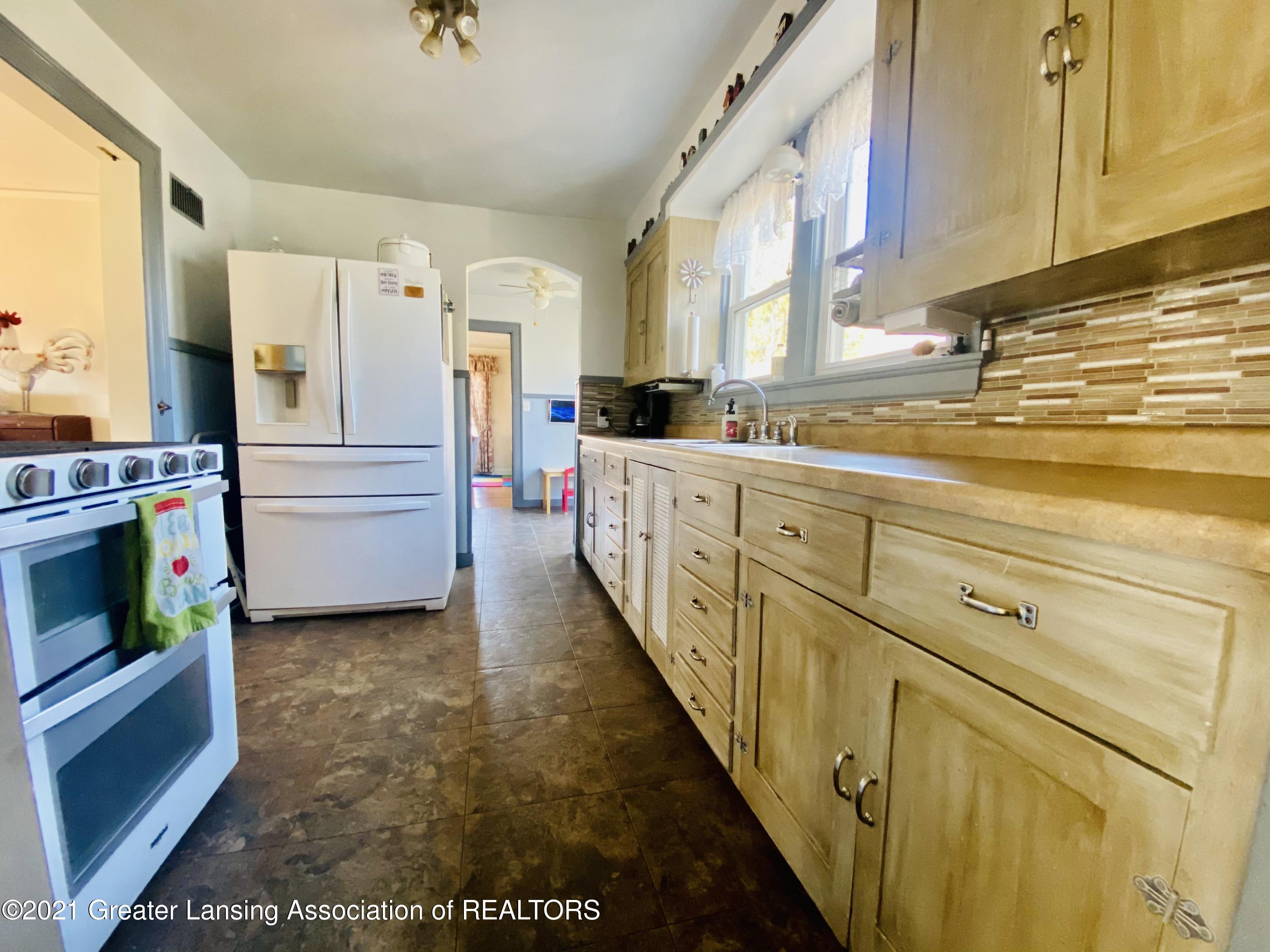 115 East Miller Road Lansing, MI 48911 - Photo 6 of 25 Kitchen