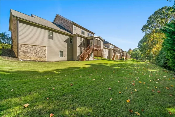 a view of a house with a yard