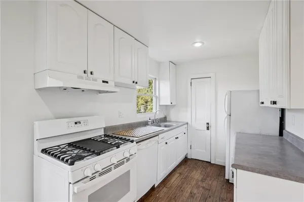 a kitchen that has a lot of cabinets in it