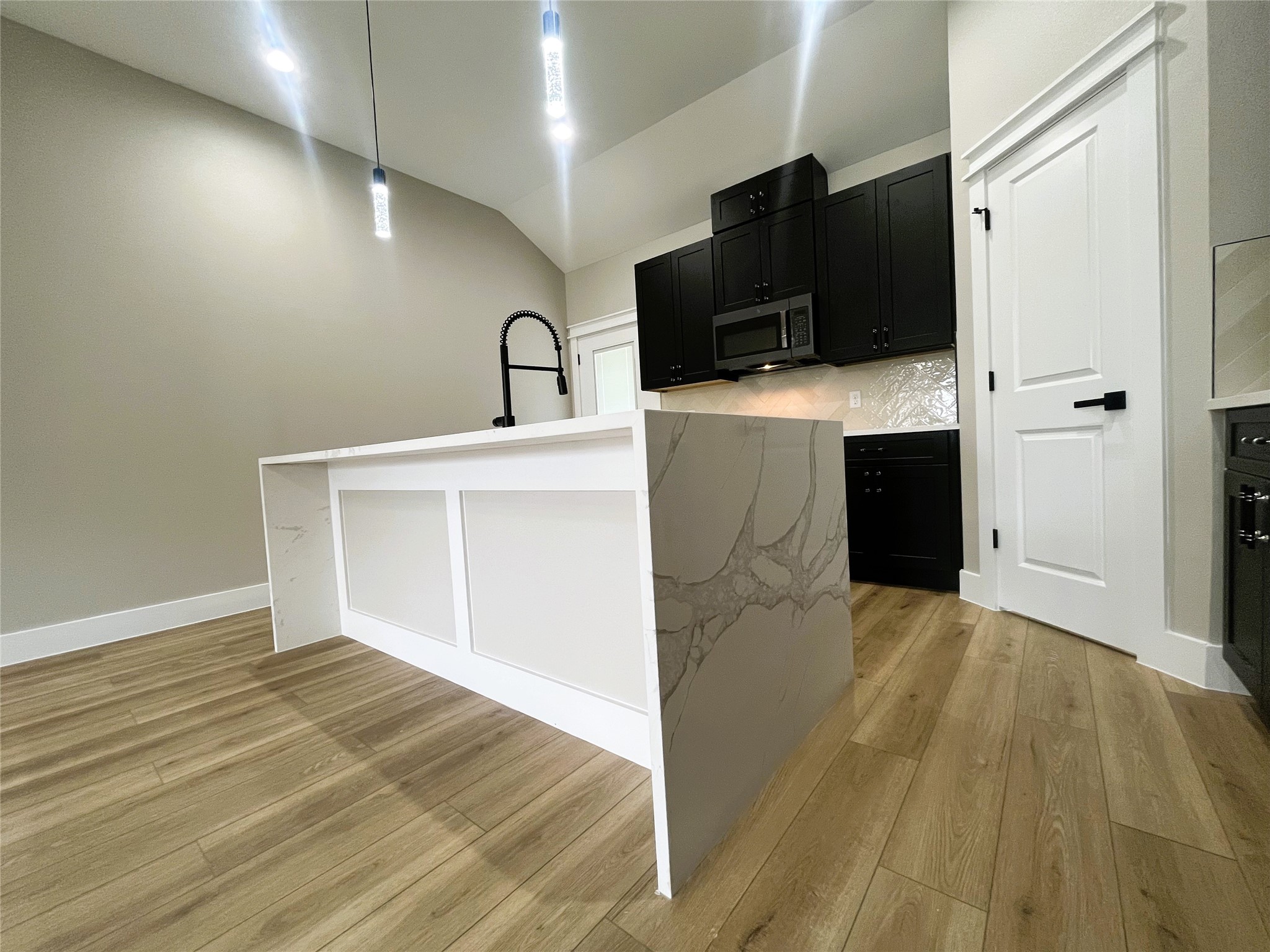 8914 Ivy Spring Lane Houston, TX 77088 - Photo 8 of 33 8914 Ivy Spring Ln waterfall kitchen island