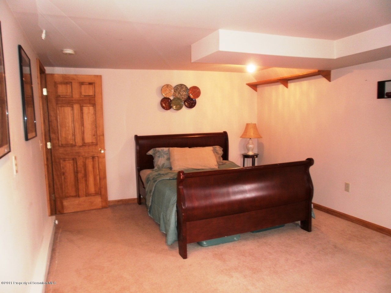 340 Aberdeen Road Moscow, PA 18444 - Photo 14 of 32 a room with a bed and a table