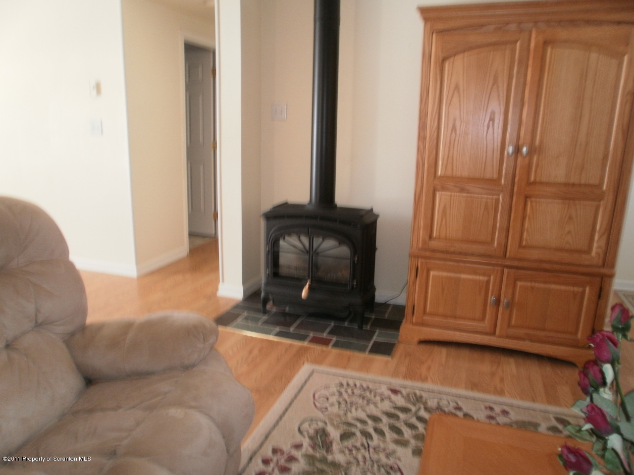 340 Aberdeen Road Moscow, PA 18444 - Photo 31 of 32 a living room with furniture a couch and a window