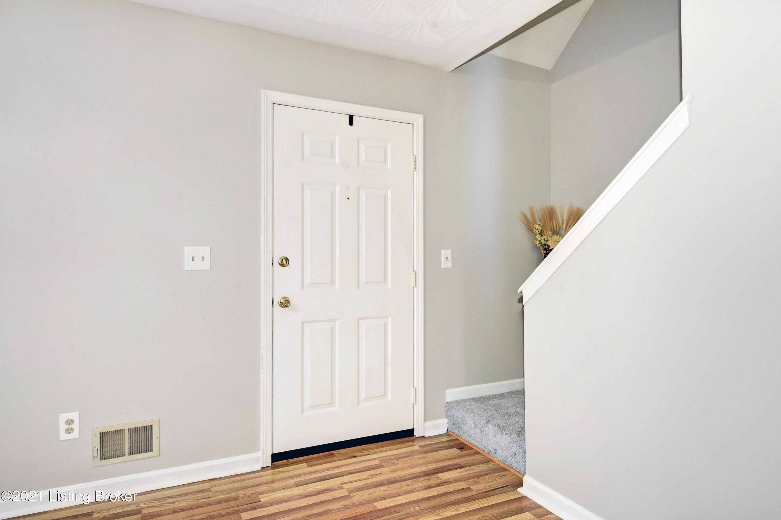 5603 Random Way Louisville, KY 40291 - Photo 4 of 28 Entry