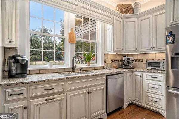 a view of a house with backyard and a tree