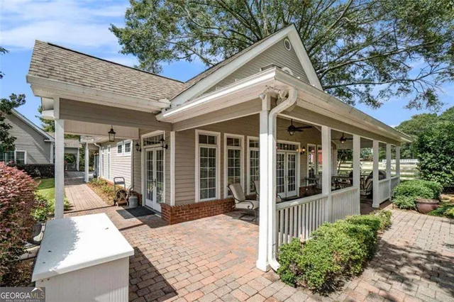 a view of a yard with a house
