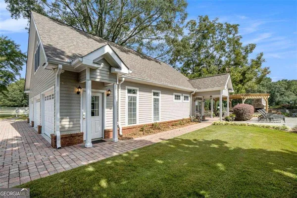 a view of a house with a yard
