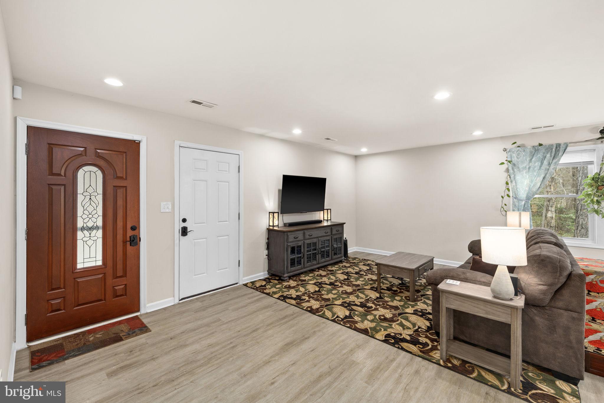 84 Pinewood Lane Colonial Beach, VA 22443 - Photo 5 of 38 Living room