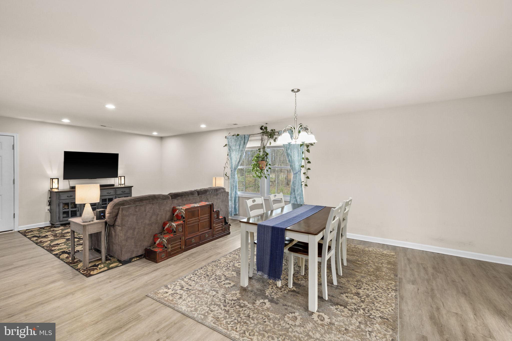 84 Pinewood Lane Colonial Beach, VA 22443 - Photo 9 of 38 Dining area
