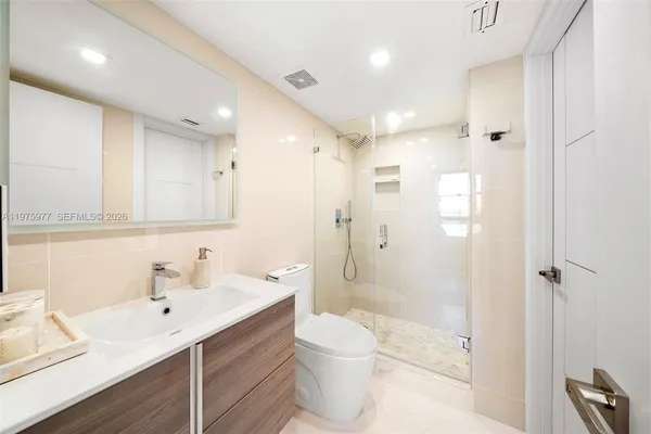 $5,000 | 9 Island Avenue, Unit 702, Miami Beach, FL 33139