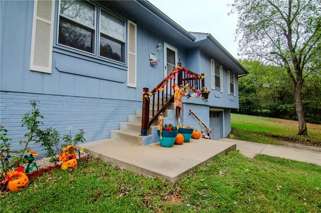 $215,000 | 218 Crawford Drive, Clinton, MO 64735