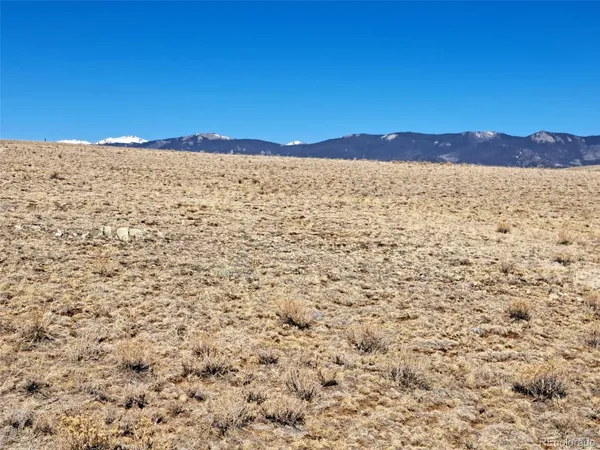 a black and white photo of a room