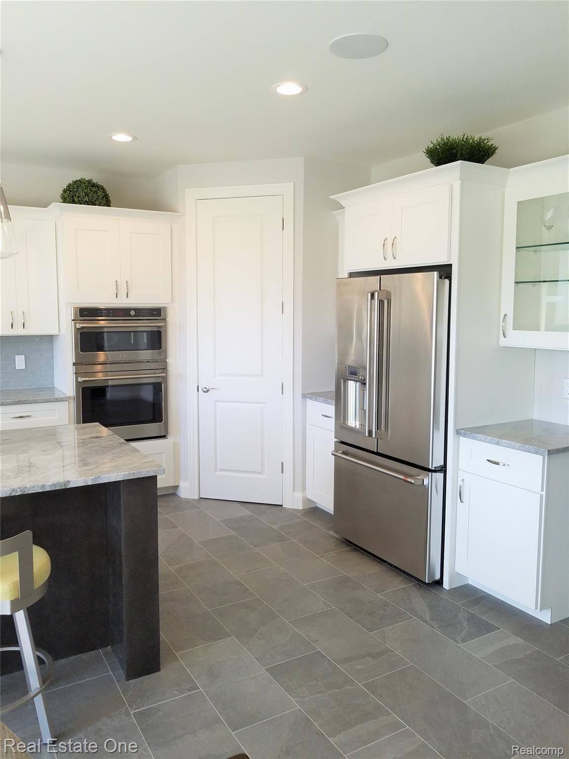 1954 Nottingham Drive Rochester, MI 48307 - Photo 10 of 20 Valencia.Model Wynwood Kitchen