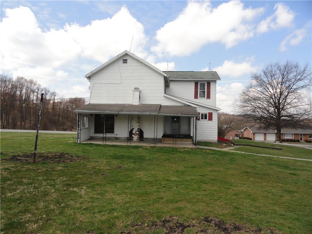 Great back porch for relaxing and having picnics!!!