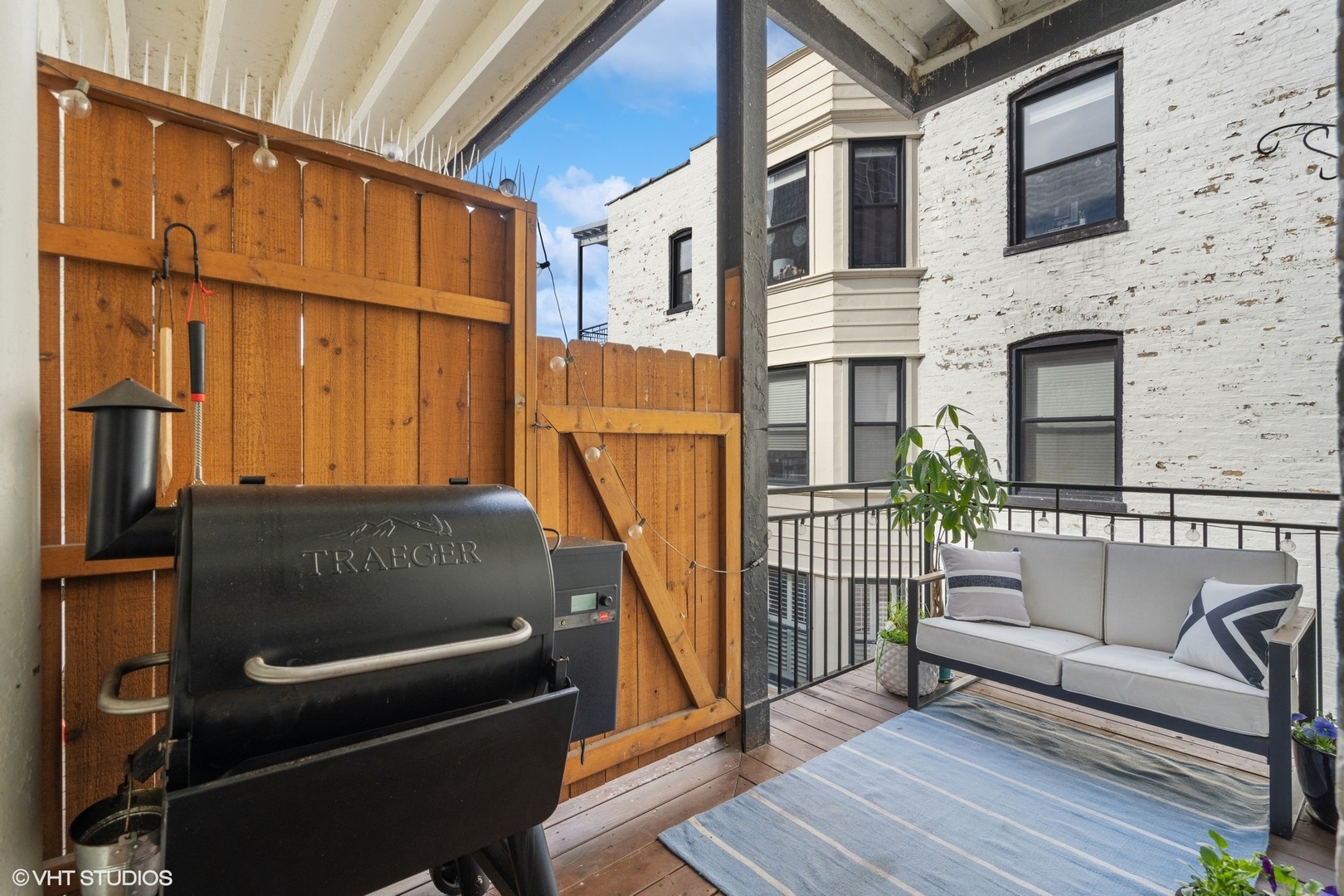 207 West St Paul Avenue, Unit 3W Chicago, IL 60614 - Photo 15 of 15 a view of a balcony with furniture