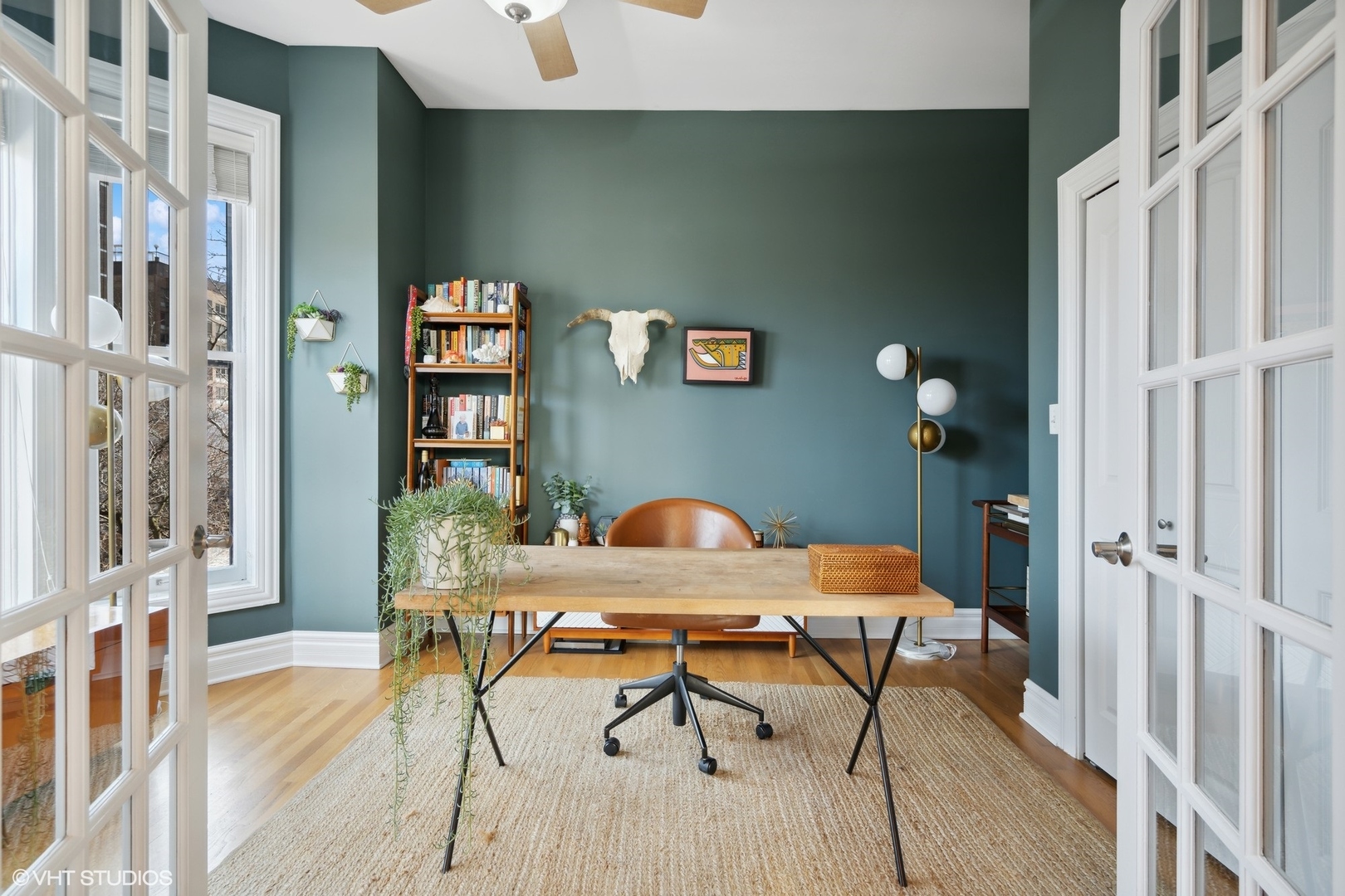 207 West St Paul Avenue, Unit 3W Chicago, IL 60614 - Photo 9 of 15 a workspace with furniture and lamp