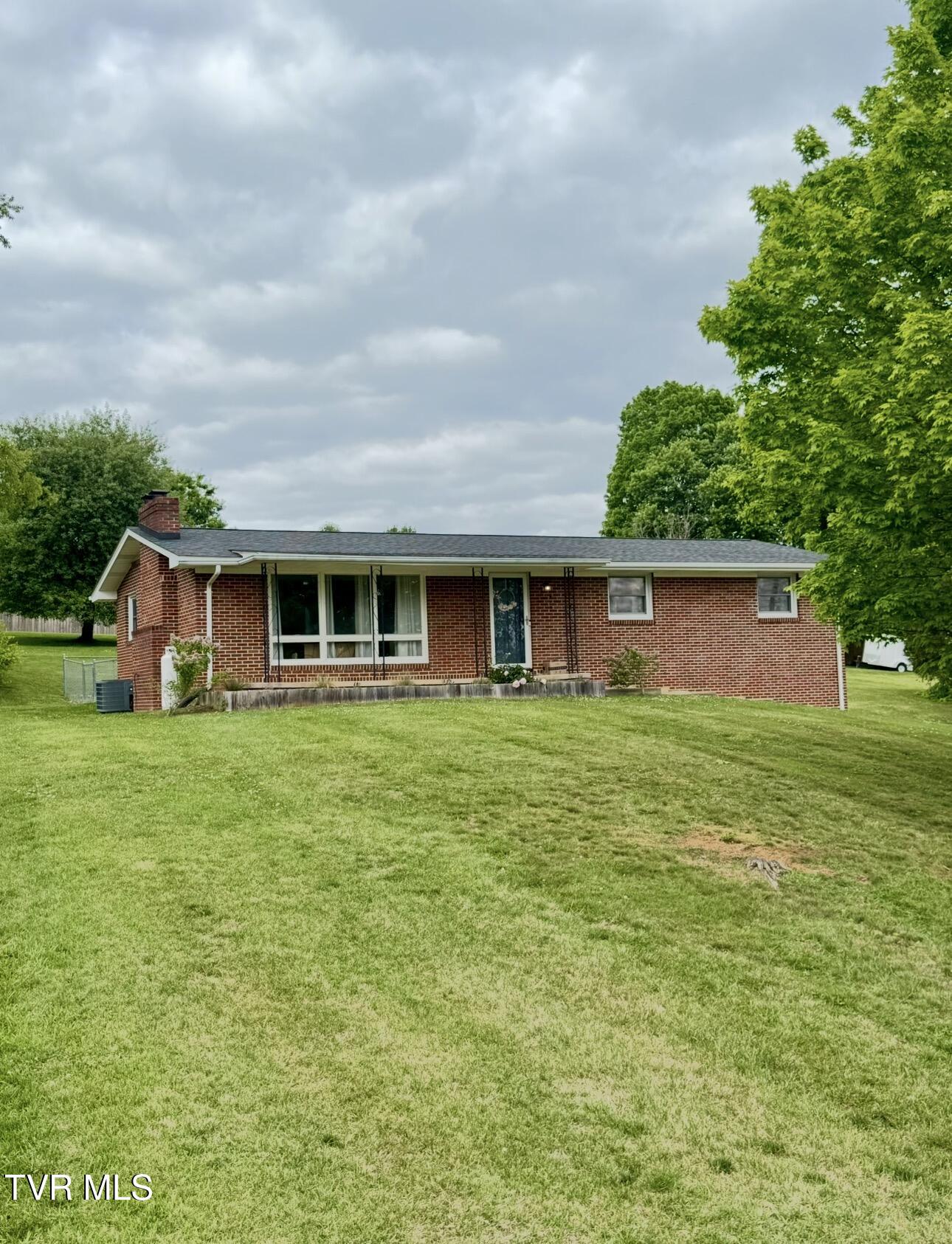 138 Richard Street Gray, TN 37615 - Photo 2 of 23 IMG_8995