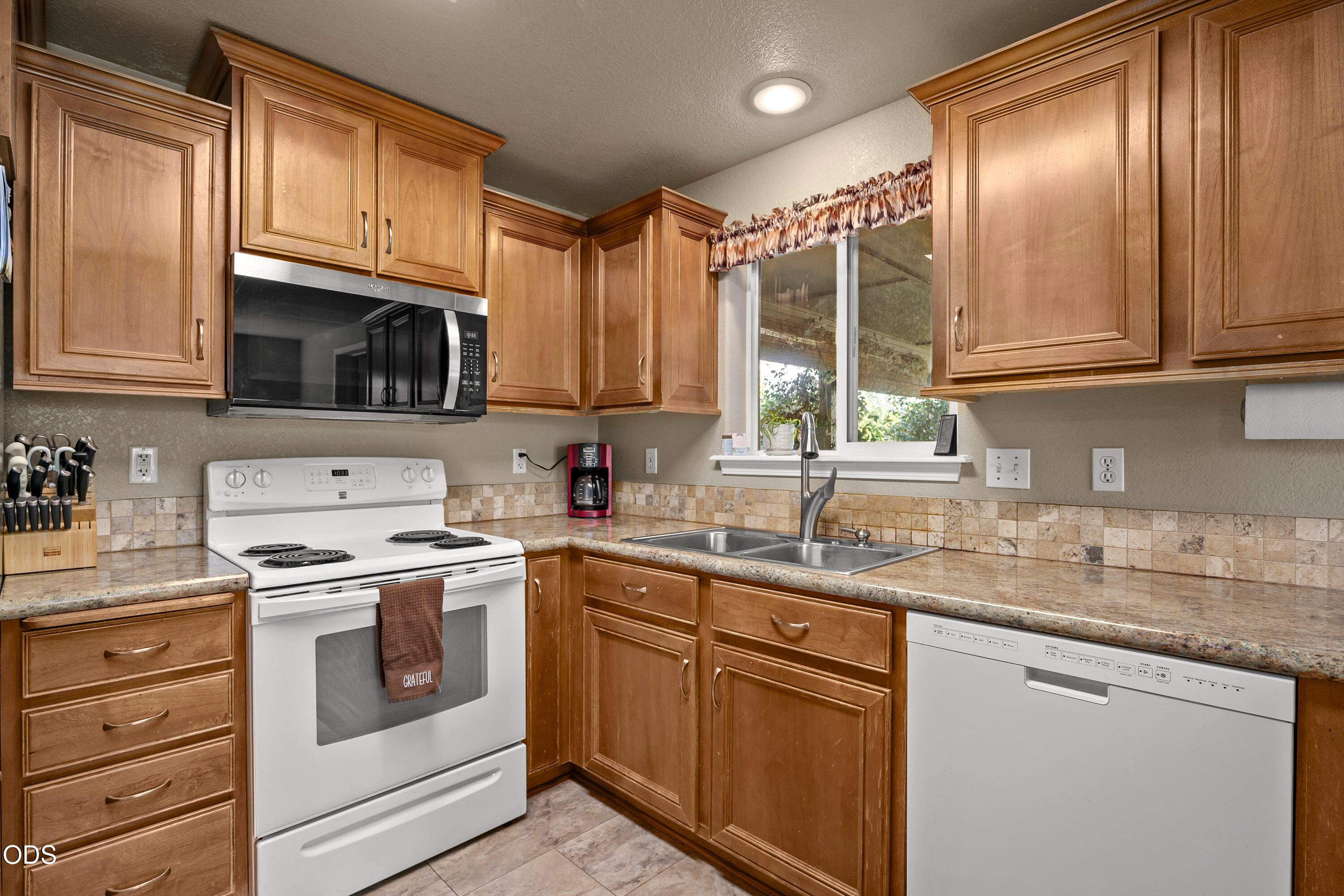 2872 Galaxy Way Grants Pass, OR 97527 - Photo 9 of 32