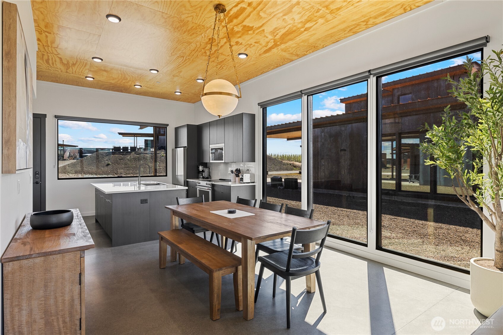 202 Rattlesnake Pt Road Northwest Quincy, WA 98848 - Photo 20 of 37 a kitchen with a table and chairs