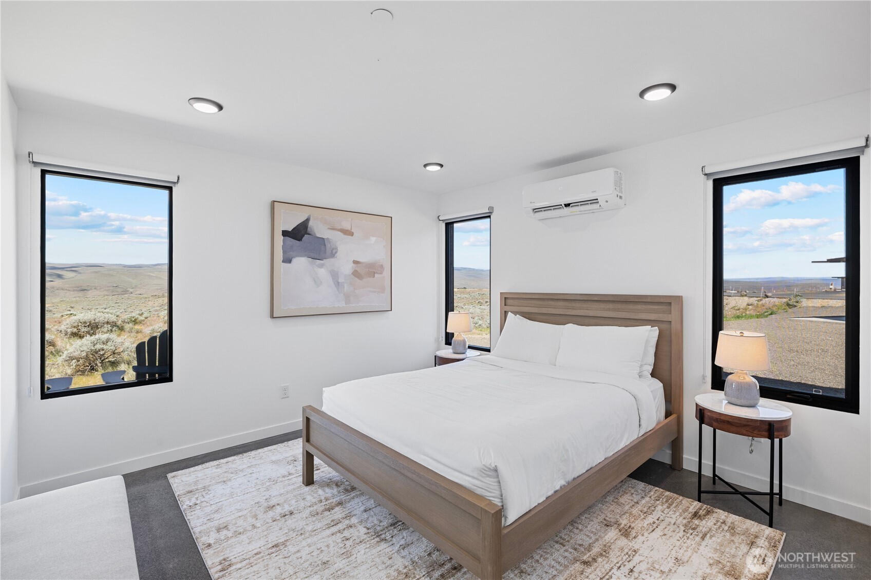 202 Rattlesnake Pt Road Northwest Quincy, WA 98848 - Photo 23 of 37 a bedroom with a large bed and a window