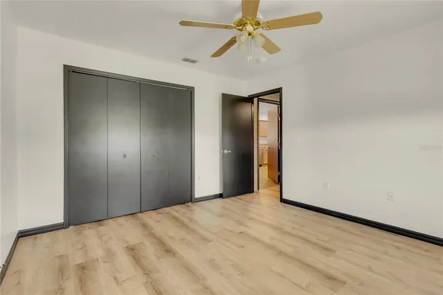a view of empty room with a ceiling fan