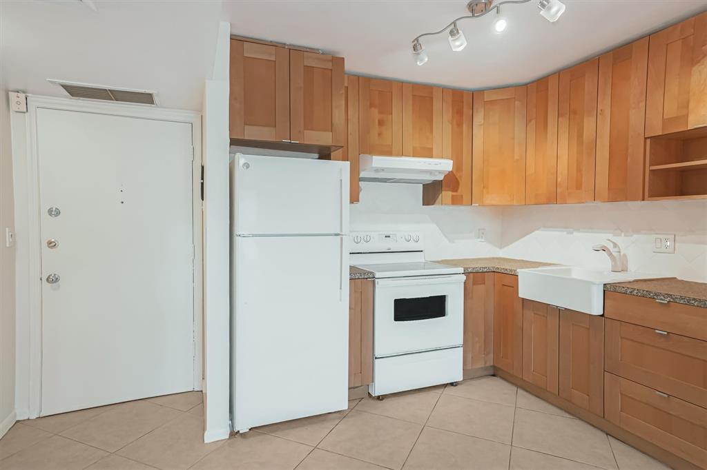 101 East McNab Road, Unit 112 Pompano Beach, FL 33060 - Photo 4 of 27 Entrance