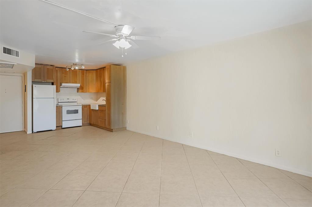 101 East McNab Road, Unit 112 Pompano Beach, FL 33060 - Photo 9 of 27 Dining/living room area