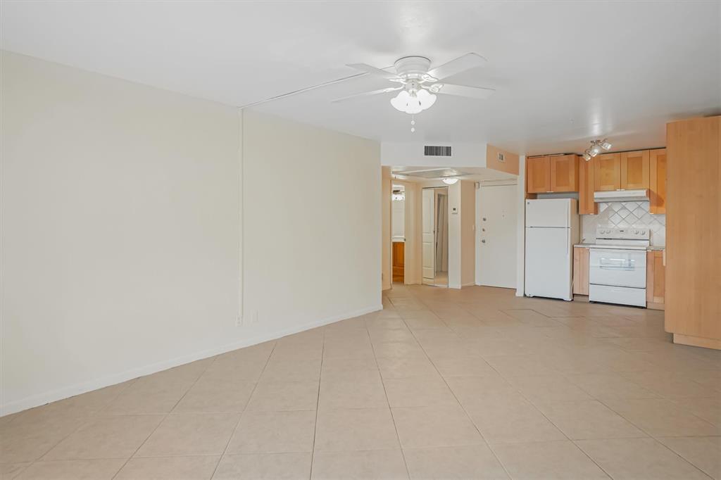 101 East McNab Road, Unit 112 Pompano Beach, FL 33060 - Photo 10 of 27 Dining/Living room area